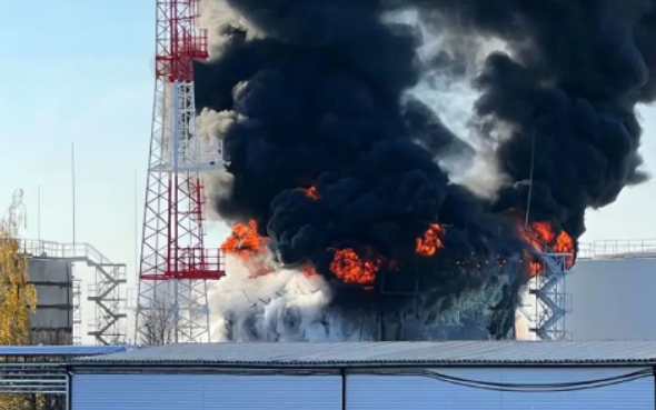 雷電預(yù)警系統(tǒng)助力油庫(kù)安全:解決油庫(kù)雷擊火災(zāi)隱患 雷電預(yù)警系統(tǒng)助力油庫(kù)安全:解決油庫(kù)雷擊火災(zāi)隱患